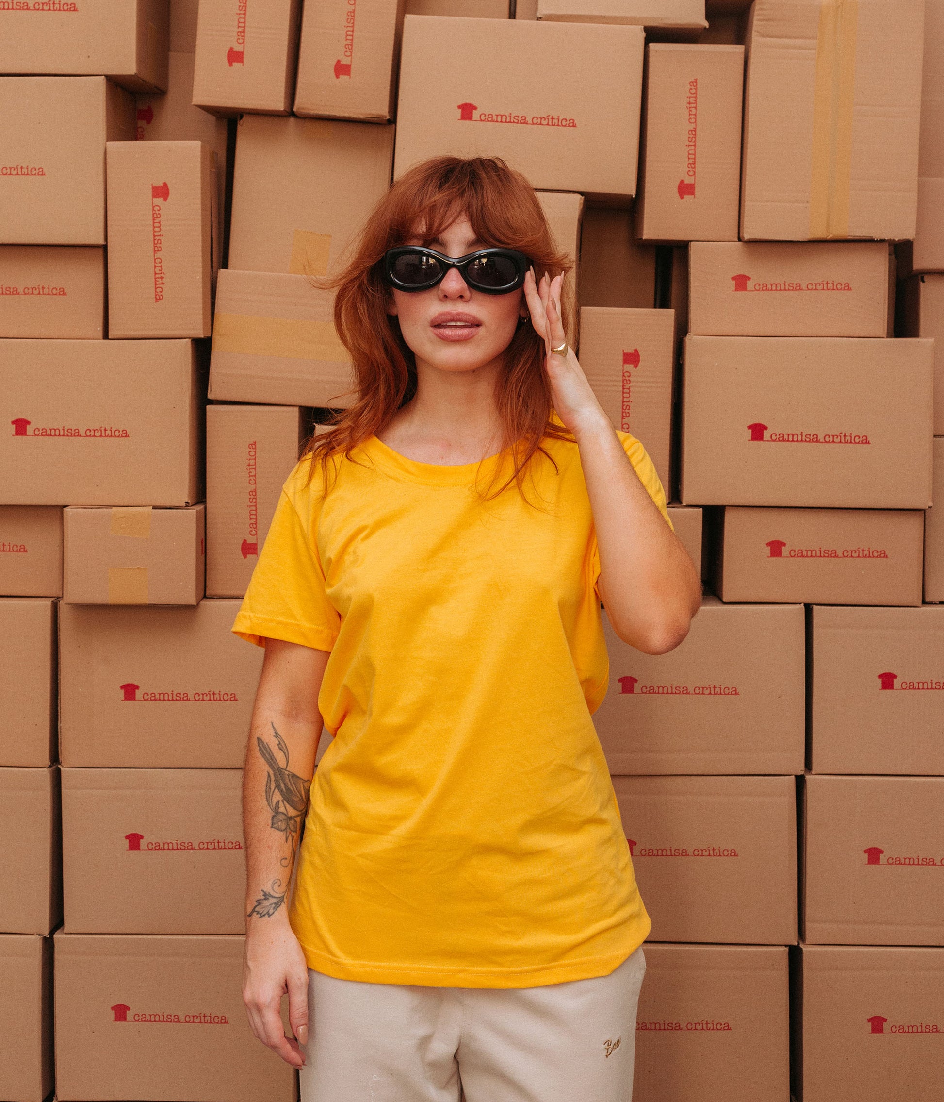 Mulher vestindo Camiseta Baby Look Lisa sem estampa.