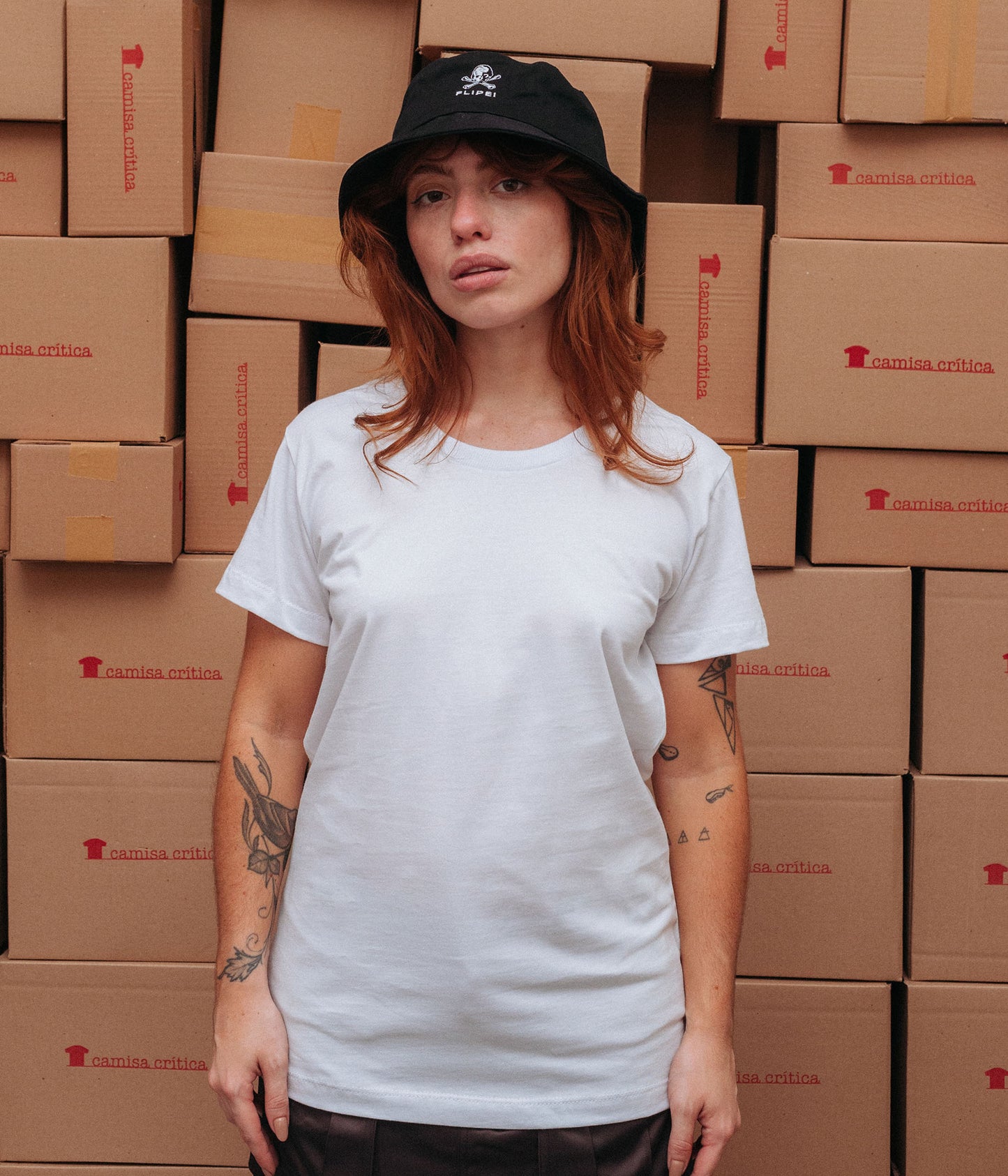 Mulher vestindo Camiseta Baby Look Lisa sem estampa.