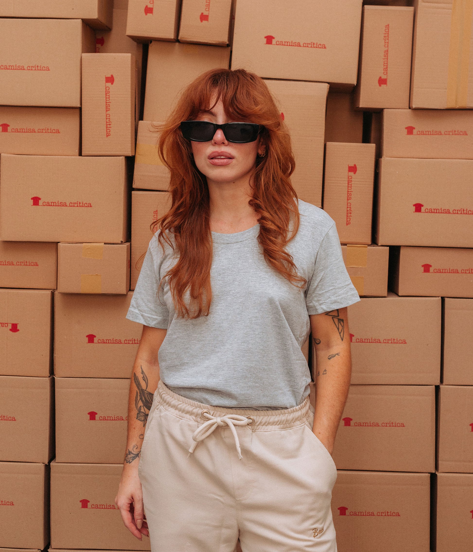 Mulher vestindo Camiseta Baby Look Lisa sem estampa.