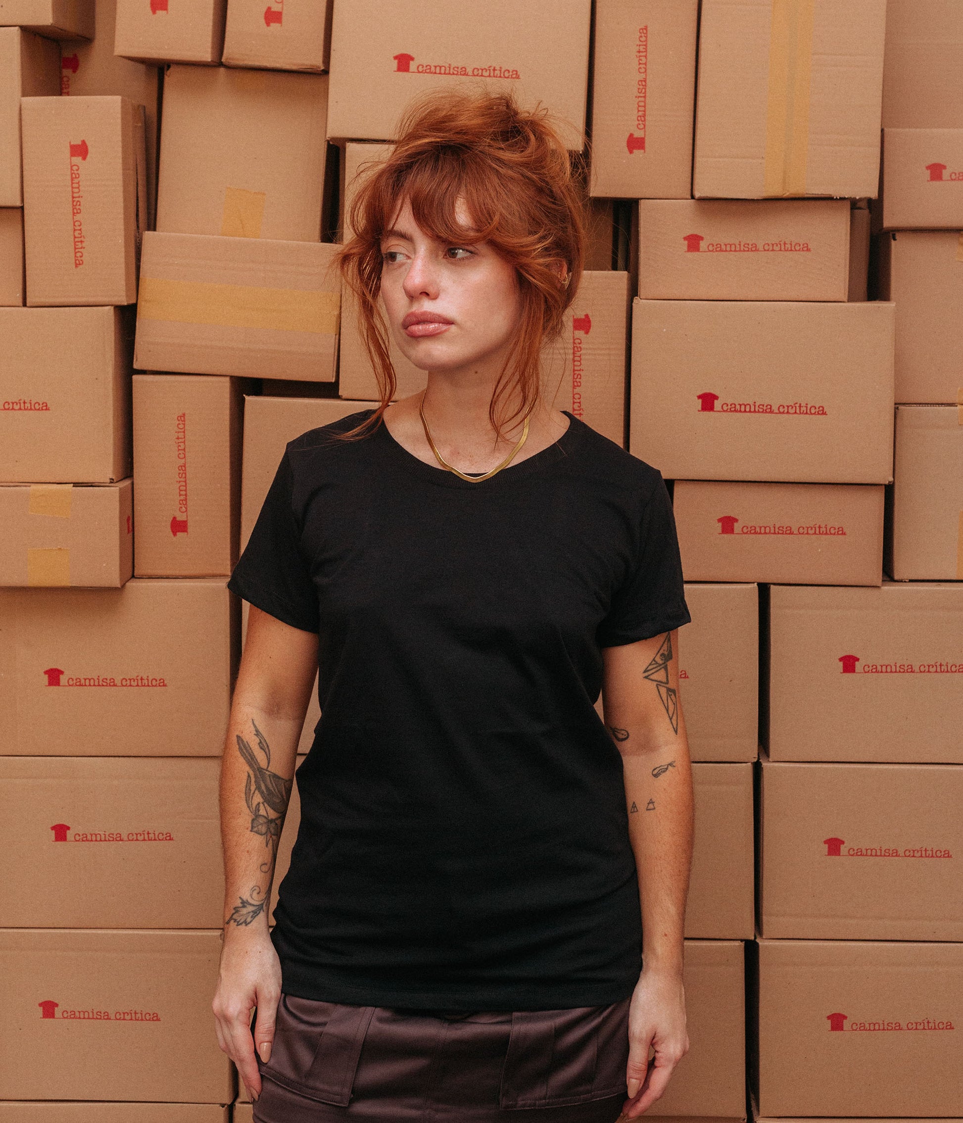 Mulher vestindo Camiseta Baby Look Lisa sem estampa.