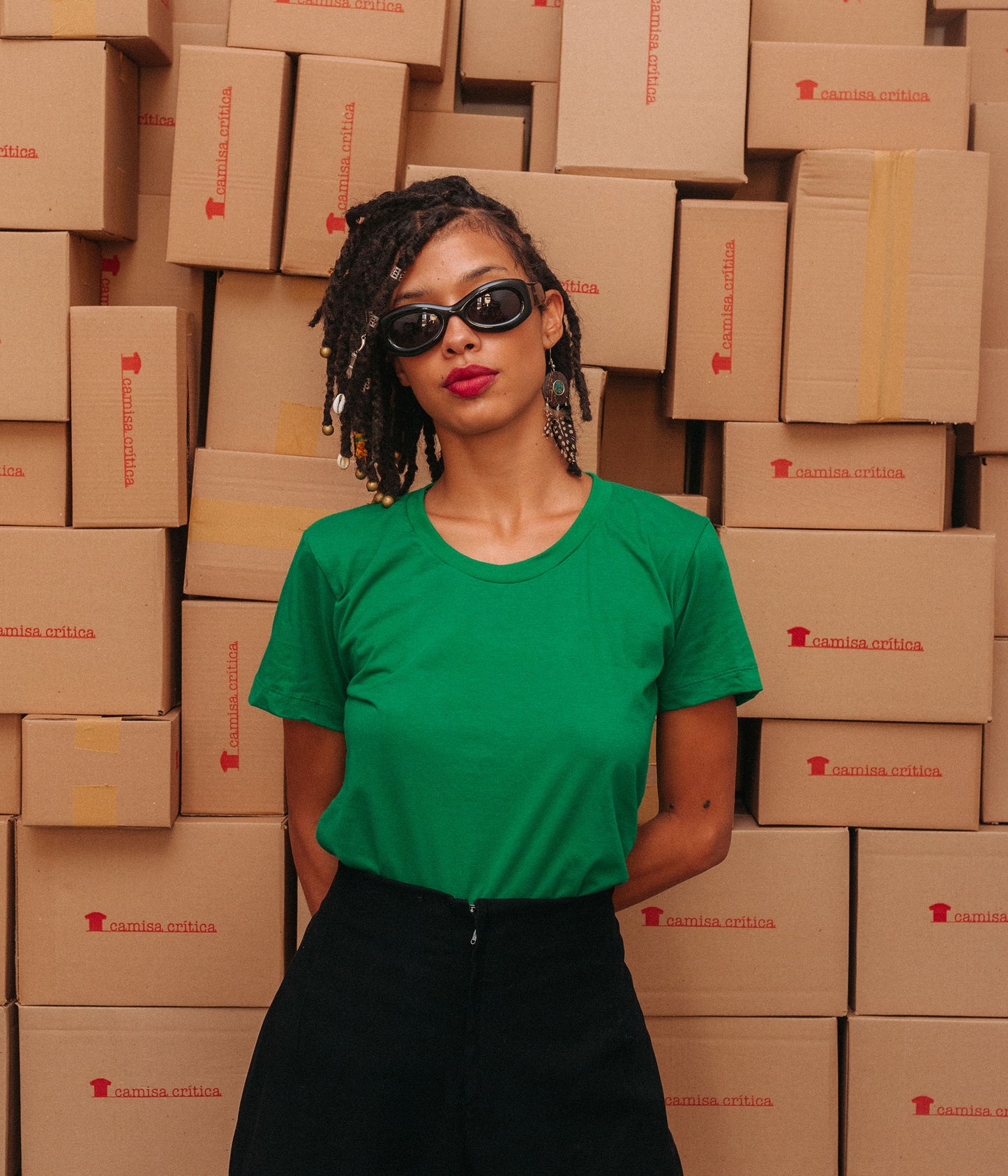 Mulher vestindo Camiseta Baby Look Lisa sem estampa.