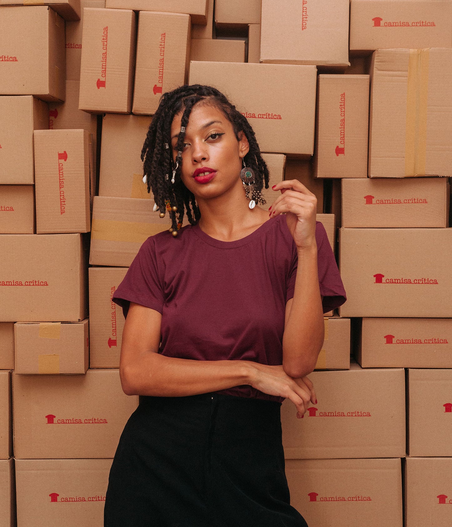 Mulher vestindo Camiseta Baby Look Lisa sem estampa.