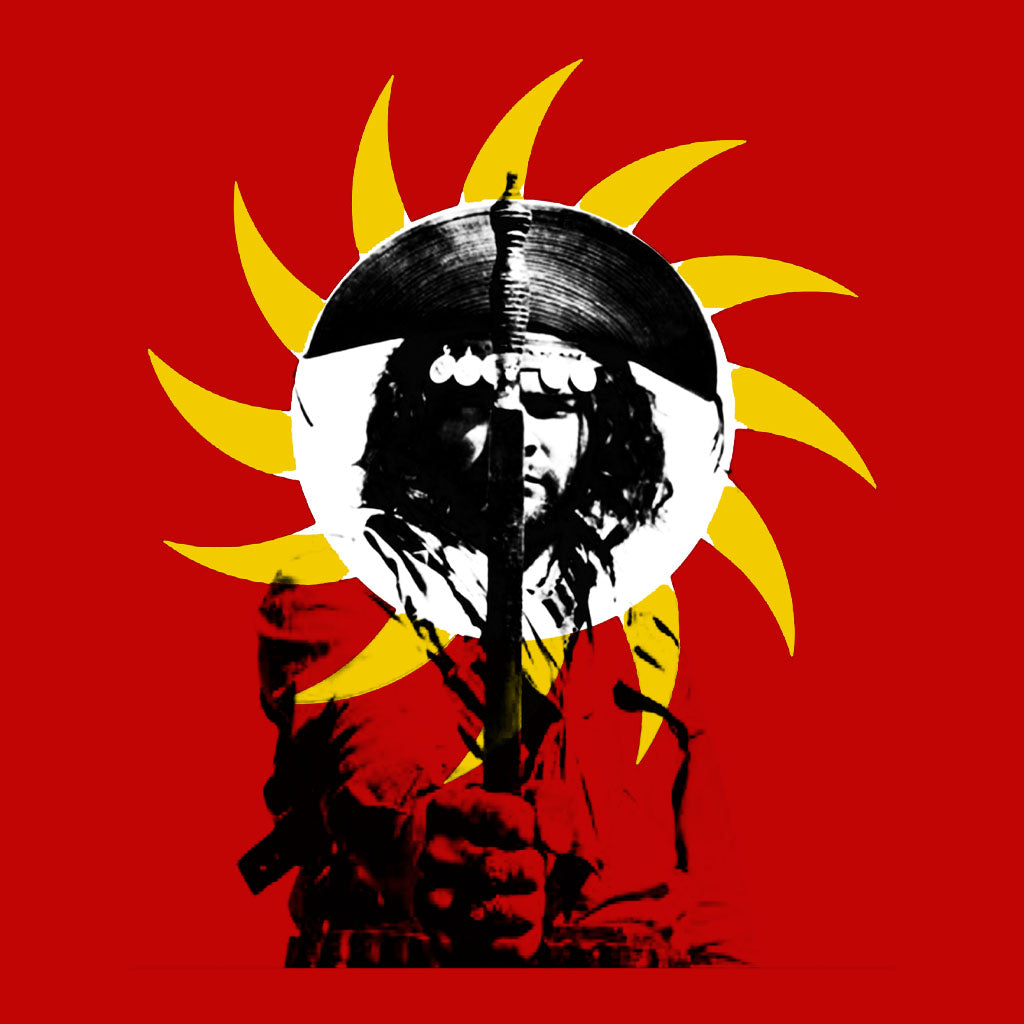 Estampa: Um cangaceiro segura uma faca no meio da sua cara. Há um fundo redondo branco que ressalta a cara do cangaceiro. E ao redor do círculo tiras amarelas representando as luzes/chamas do sol.