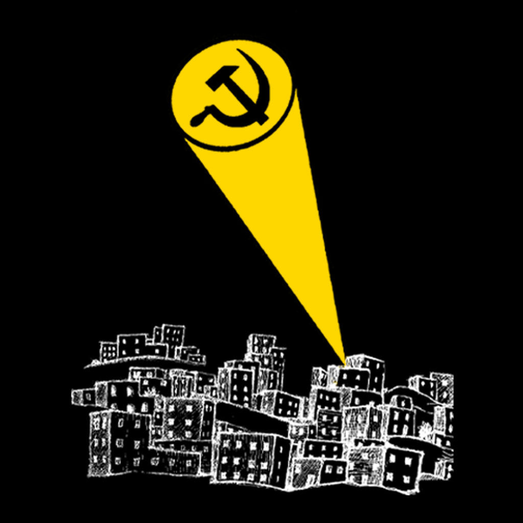 Cidade aos pés da montanha com jato de luz no céu com formato de foice e martelo, ao estilo batman.