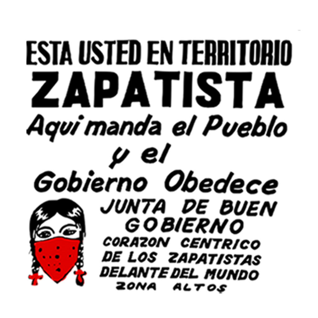 Encima três estrelas, duas menores aos lados e uma maior no centro compõe uma moldura superior. Abaixo no meio uma mulher campesina segura uma foice e um homem campesino segura um martelo. Os dois usam trajes de militantes zapatistas do México. Sobreposto à eles está uma planta de milho. Abaixo está escrito: TERRA E LIBERDADE