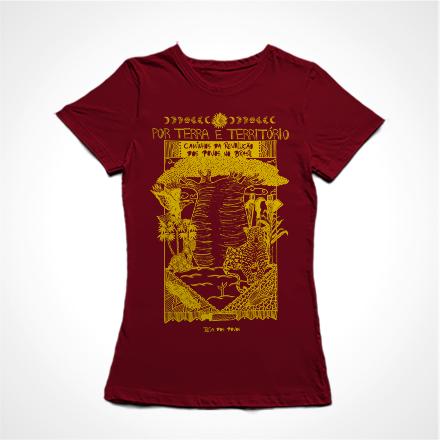 Camiseta Baby Look Estampa: Em cima, primeiro uma moldura de luas e um sol no centro. Abaixo está escrito “Por terra e território. Caminhos da revolução dos povos no Brasil” No meio uma grande árvore rodeada de animais e árvores menores. No rodapé está escrito: Teia dos Povos