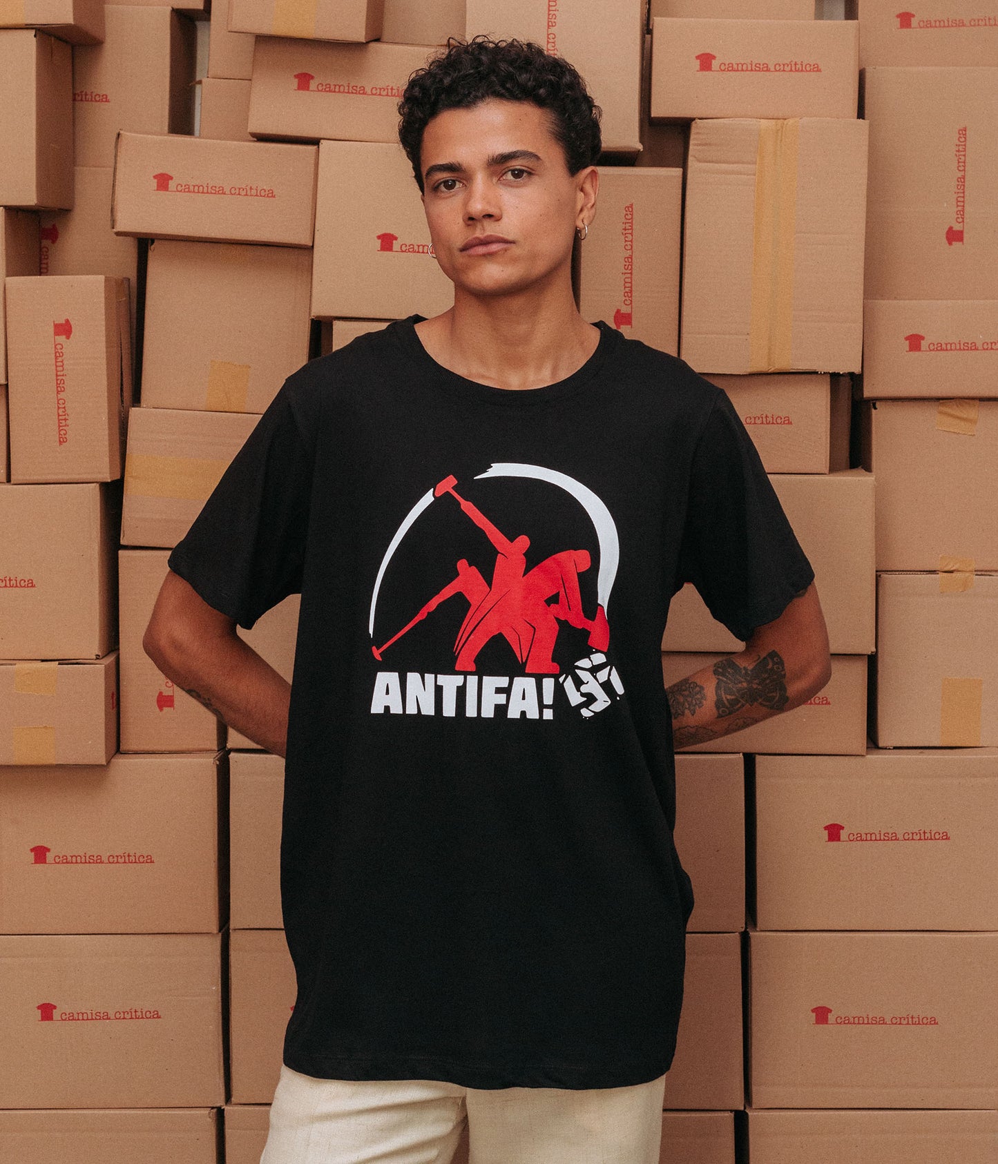Homem vestindo Camiseta Básica Estampa: Imagem sequência de uma marretada num suástica com o texto ANTIFA! abaixo