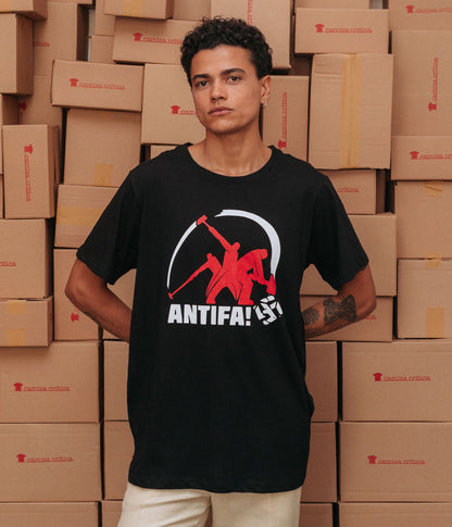 Homem vestindo Camiseta Básica Estampa: Imagem sequência de uma marretada num suástica com o texto ANTIFA! abaixo