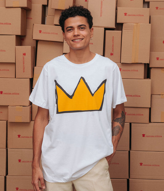 Homem vestindo Camiseta Básica Estampa: Ilustração de uma coroa ao estilo construído por Jean-Michel Basquiat.