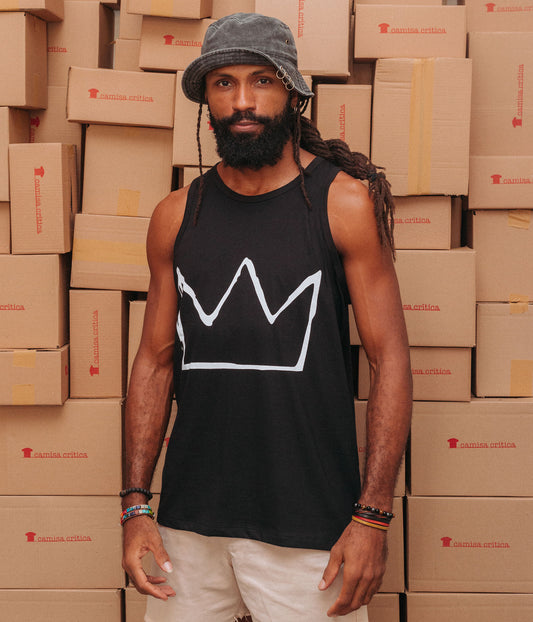 Homem vestindo Camiseta Regata. EIlustração de uma coroa ao estilo construído por Jean-Michel Basquiat.stampa: