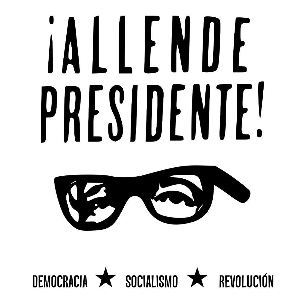  Texto Allende Presidente com acentos hispânicos, recorte dos olhos e óculos de Salvador Allende, texto no rodapé: DEMOCRACIA, SOCIALISMO e REVOLUCIÓN intercalados por duas estrelas.