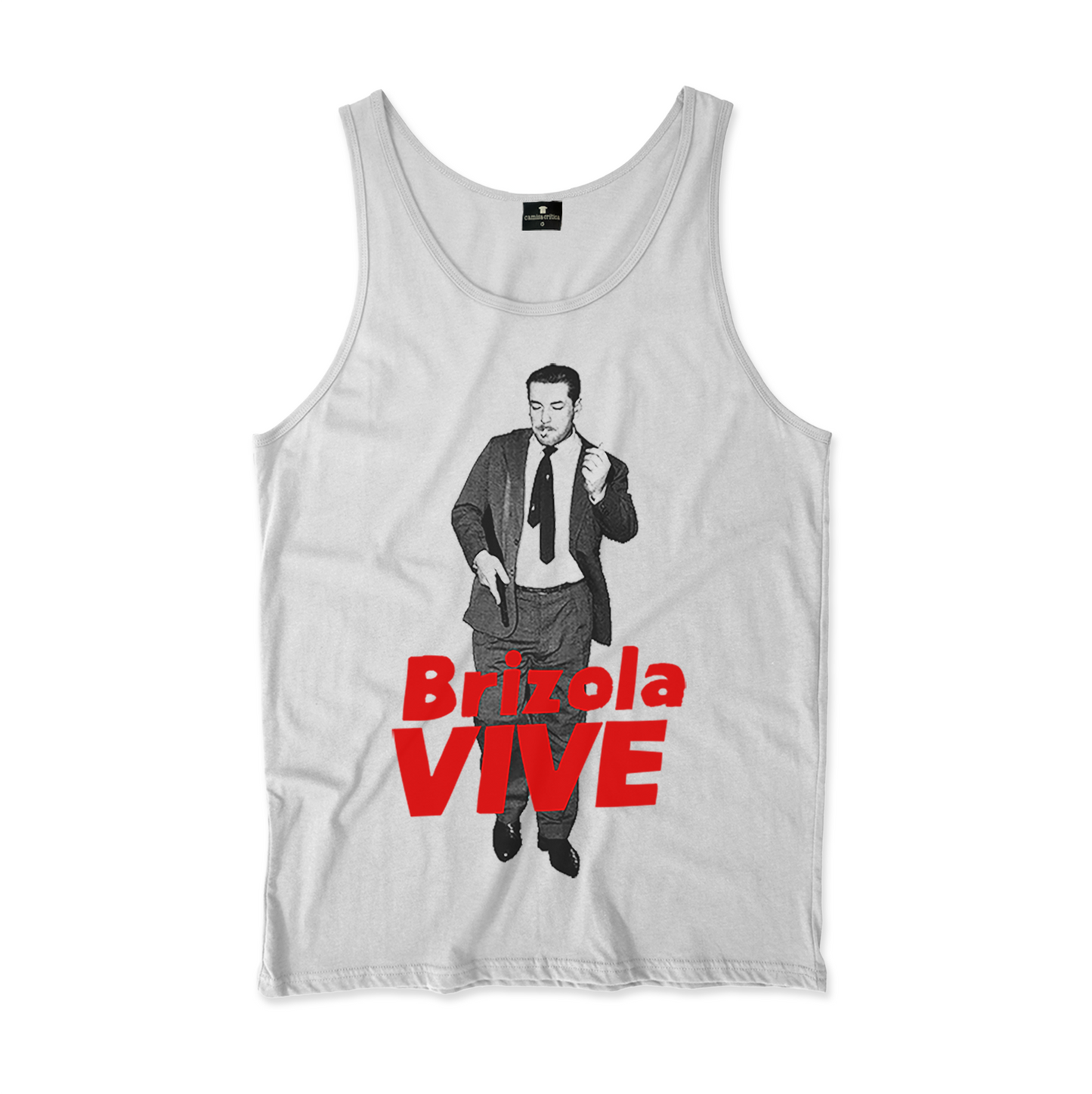 Camiseta Regata. Estampa:Brizola de terno e gravata, cigarro na boca e metralhadora na mão durante a Campanha da Legalidade em 1961 contra o golpe pra derrubar o vice presidente João Goulart. Sobreposto está o texto: BRIZOLA VIVE 