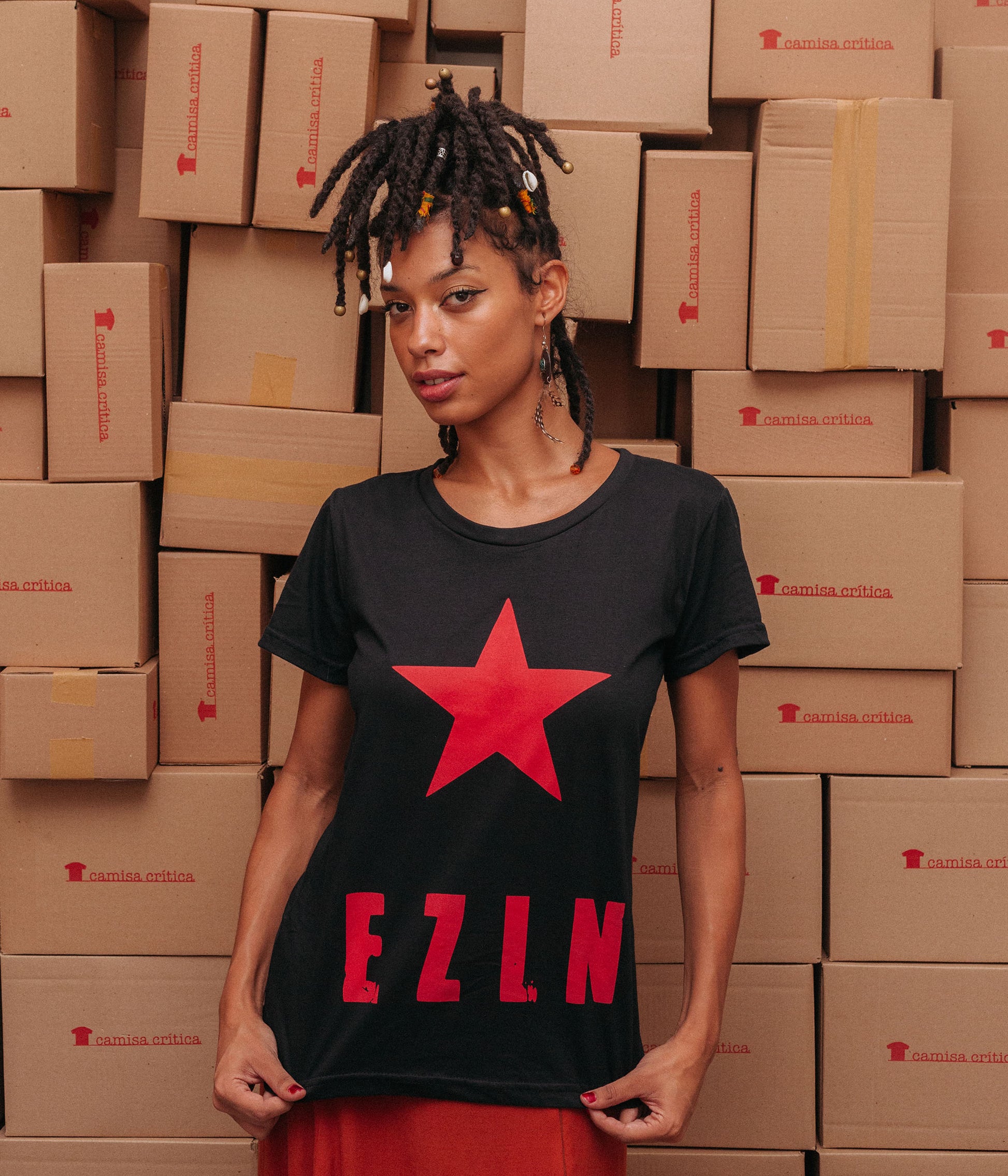 Mulher vestindo Camiseta Baby Look Estampa:  Texto escrito EZLN(Exército Zapatista de Libertação Nacional) com uma estrela acima.