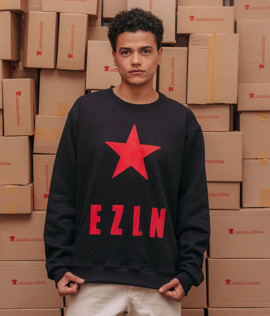 Homem vestindo Moletom Estampa: Texto escrito EZLN(Exército Zapatista de Libertação Nacional) com uma estrela acima.