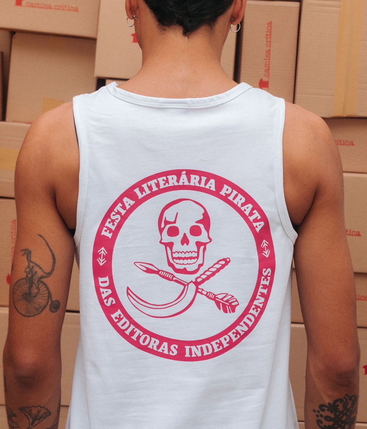 Homem de costas vestindo Camiseta Regata. Estampa: Festa Literária Pirata das Editoras Independentes. 
