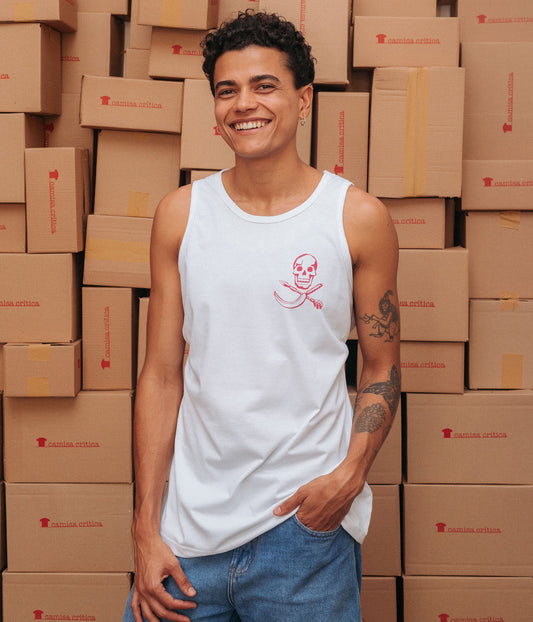 Homem vestindo Camiseta Regata. Estampa: Festa Literária Pirata das Editoras Independentes. 