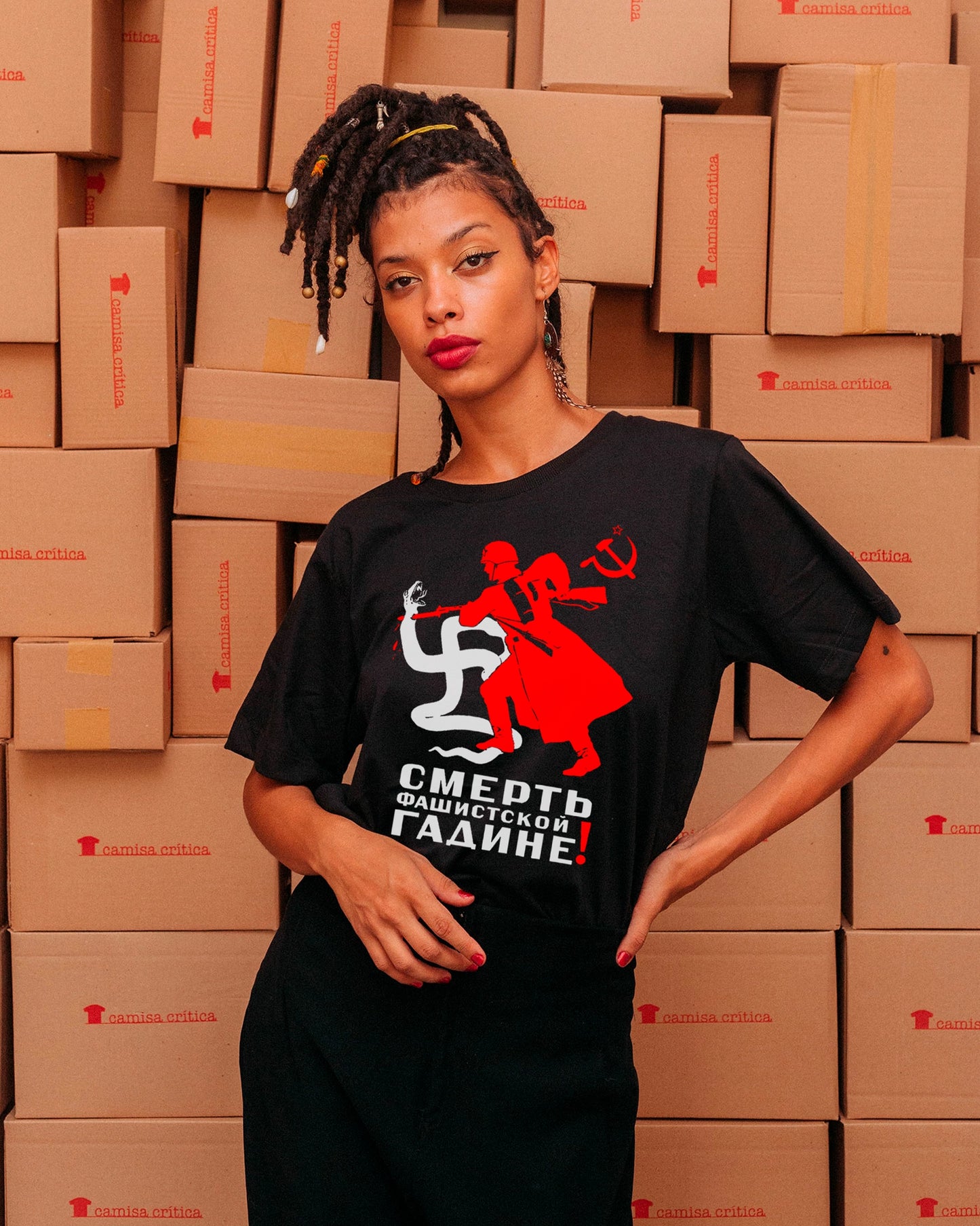 Camiseta Básica Destrua O Monstro Fascista