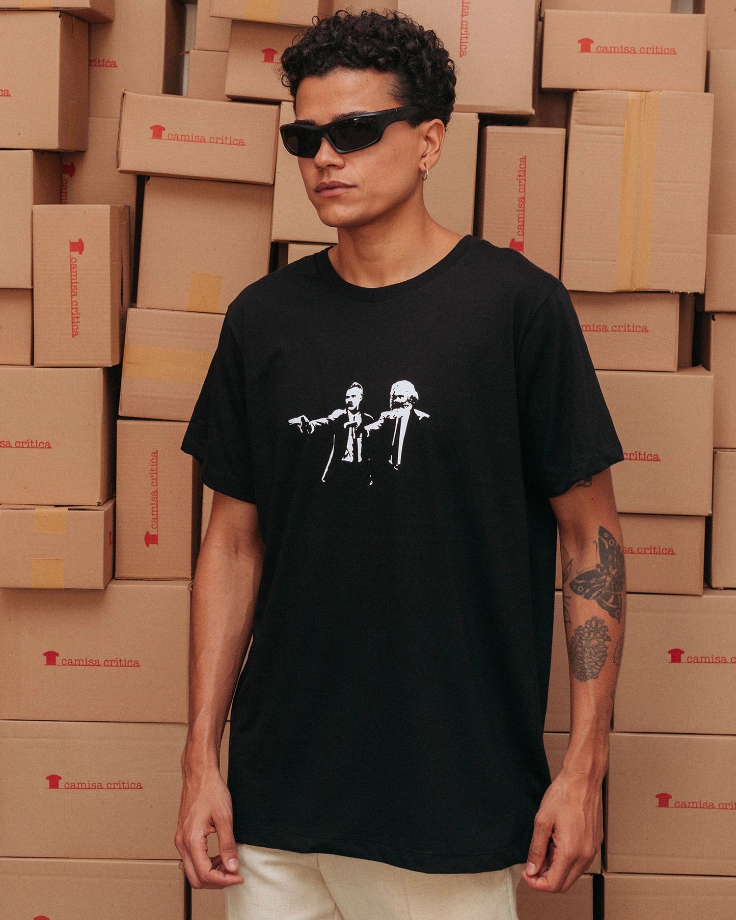 Camiseta Básica A filosofia em tempos de violência. (Nietzsche e Marx)