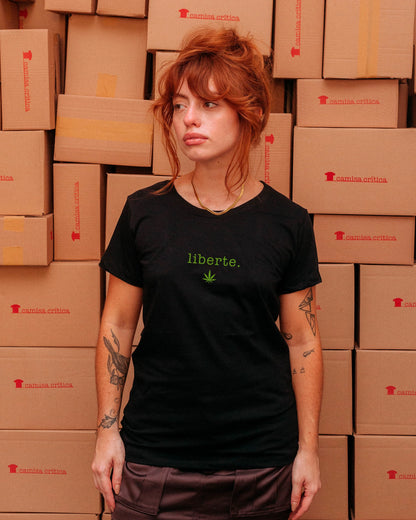 Camiseta Baby Look Liberte.