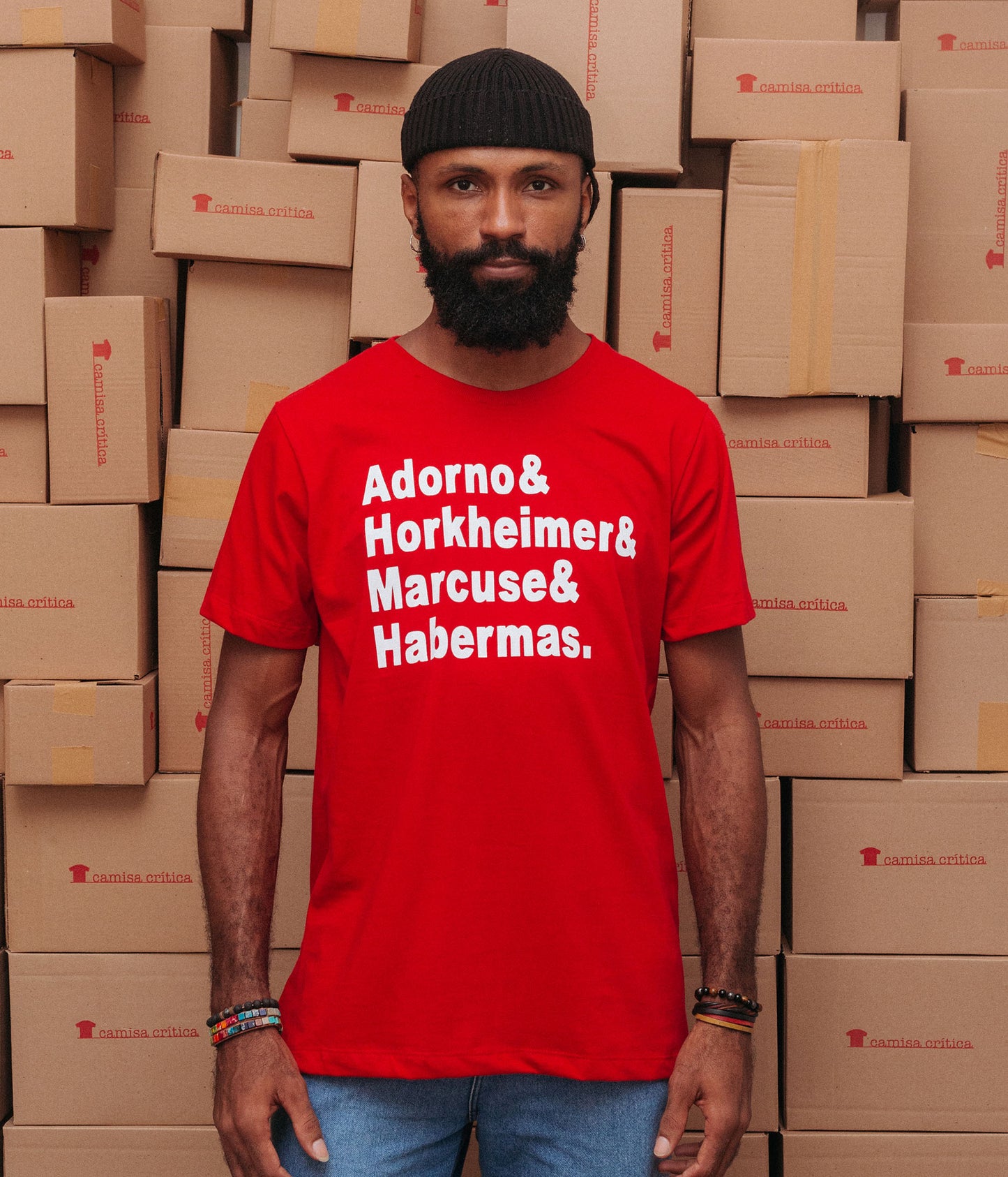 Homem vestindo Camiseta Básica Estampa: Texto com um nome em cada linha: Adorno& Horkheimer& Marcuse& Habermas.
