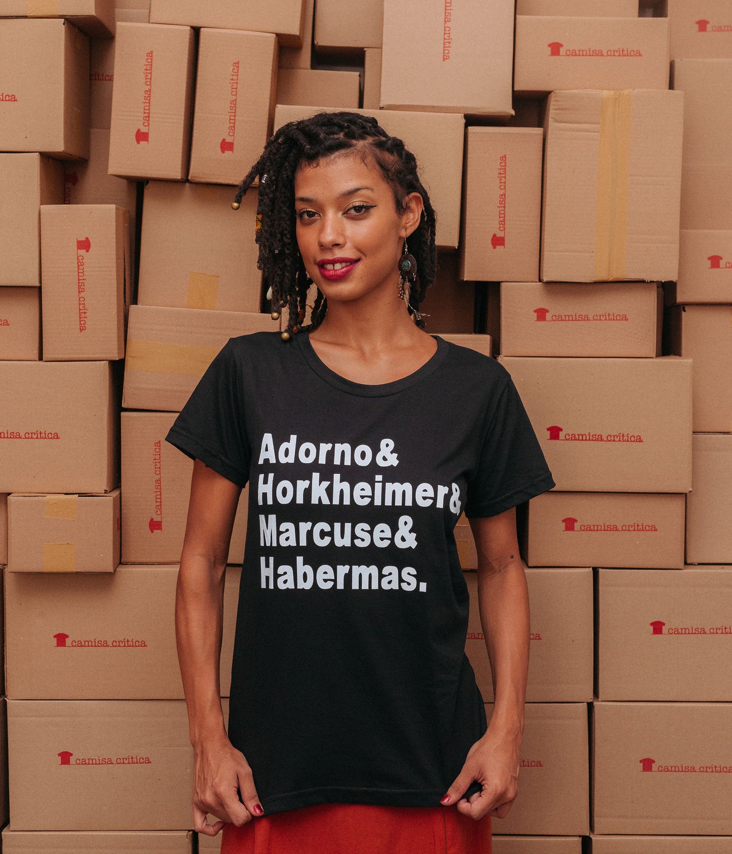 Mulher vestindo Camiseta Baby Look Estampa: Texto com um nome em cada linha: Adorno& Horkheimer& Marcuse& Habermas.
