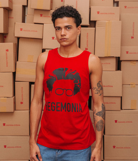 Homem vestindo Camiseta Regata estampa: Cara de Antonio Gramsci desenhada apenas com o cabelo e seu óculos redondos. Abaixo está escrito: HEGEMONIA