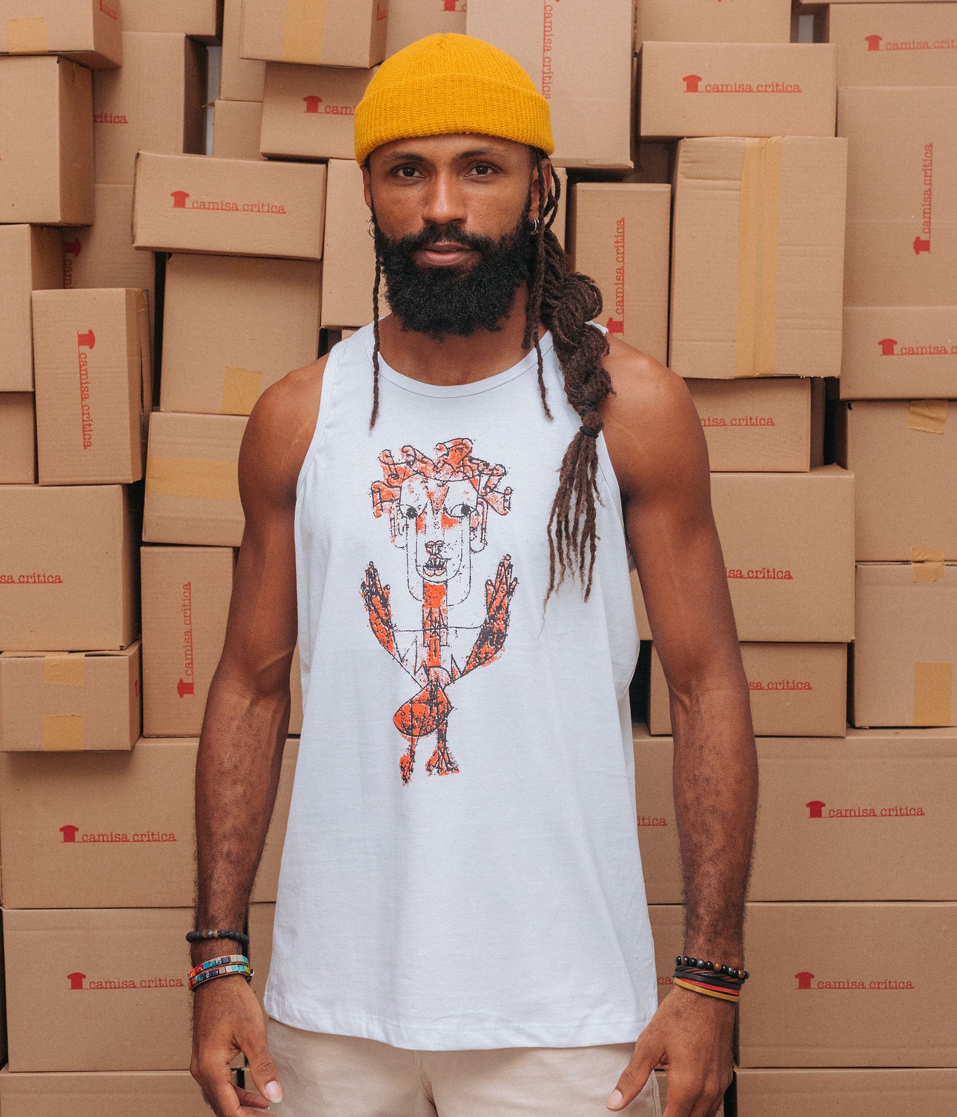 Homem vestindo Camiseta Regata. Estampa: Desenho de um ajo com braços abertos.