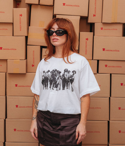 Mulher vestindo Camiseta Básica Estampa: foto em preto e branco do bando de cangaceiros de Lampião com Lampião e Maria Bonita no meio.