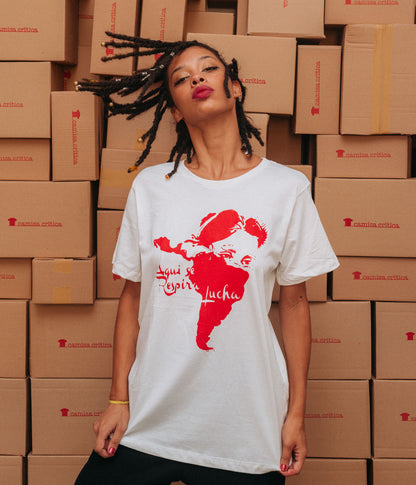 Mulher vestindo Camiseta Básica Estampa: Mapa da América Latina em formato de cara de mulher com lenço no rosto. Ao lado recorte da música Latinoamerica: Aqui se respira lucha.