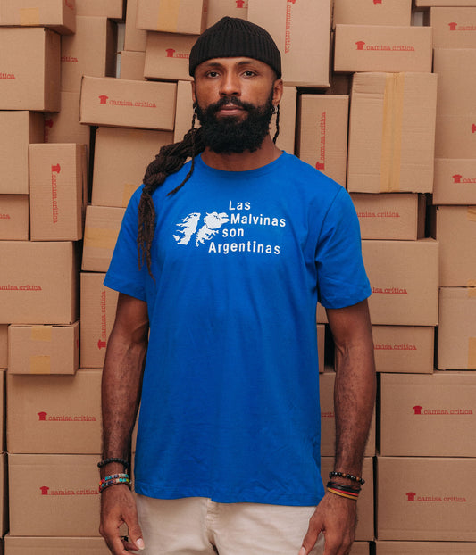 Homem vestindo Camiseta Básica Estampa: À esquerda o mapa das Ilhas Malvinas. ã esquerda está escrito: Las Malvinas son Argentinas.