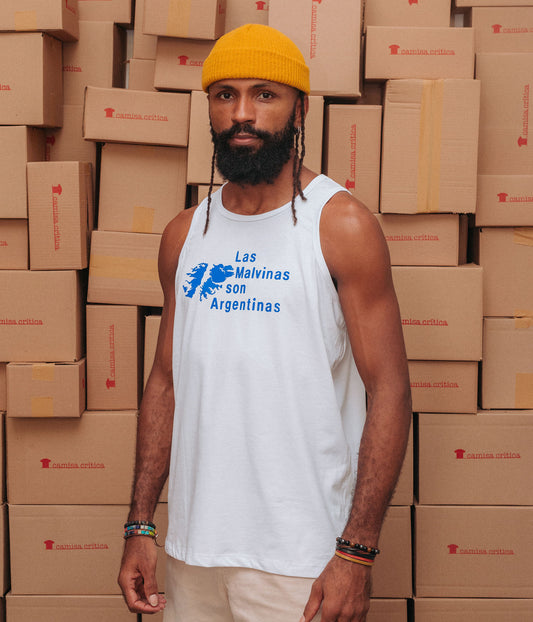 Homem vestindo Camiseta Regata. estampa: À esquerda o mapa das Ilhas Malvinas. ã esquerda está escrito: Las Malvinas son Argentinas.