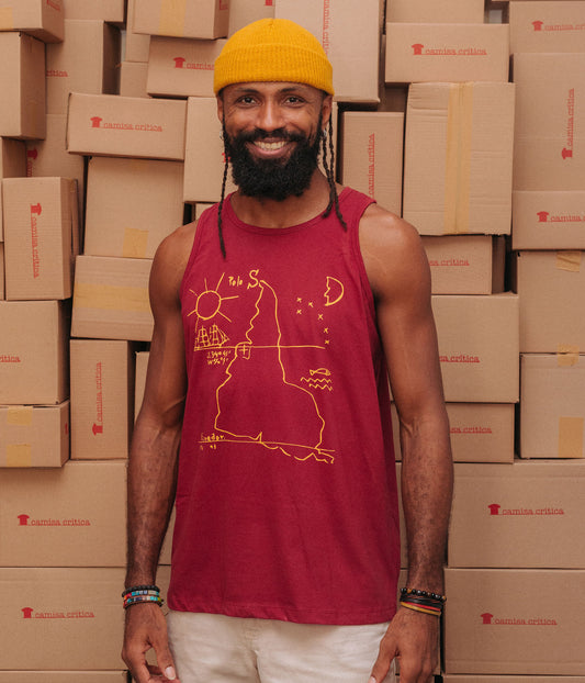 Homem vestindo Camiseta Regata. Estampa: Mapa da América do Sul de cabeça pra baixo. Marcação do trópico de Capricórnia e a linha do Equador. Um sol à esquerda encima. Uma Lua e estrela à direita encima.