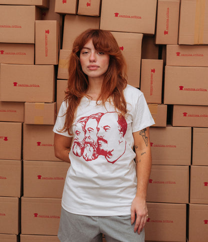 Mulher vestindo Camiseta Baby Look Estampa:  Imagem clássica de perfil de Karl Marx, Engels e Lenin.