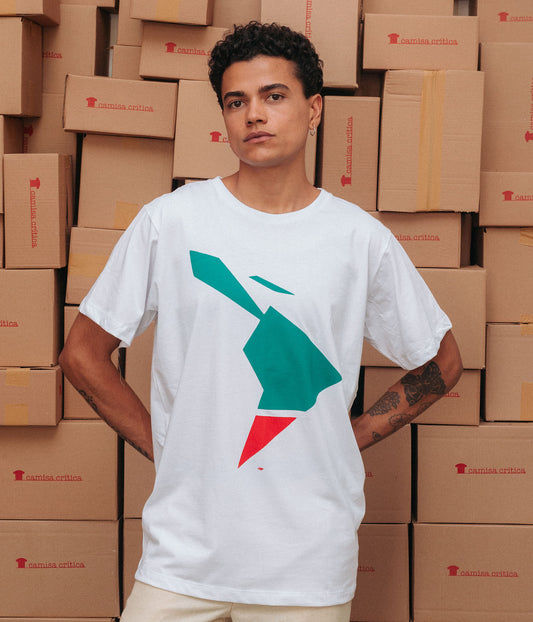 Homem vestindo Camiseta Básica Estampa: Imagem estilizada do mapa da américa latina em verde e vermelho como se fosse um país só.