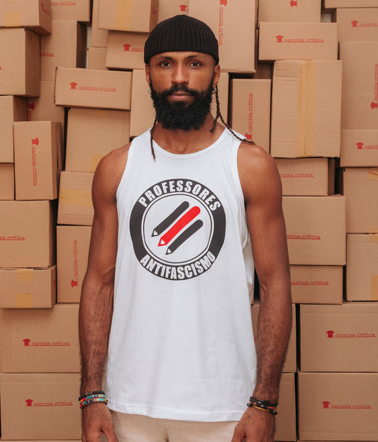 Homem vestindo Camiseta Regata. Estampa:Três lápis paralelos na diagonal. Ao redor um círculos onde está escrito Professores Antifascismo.