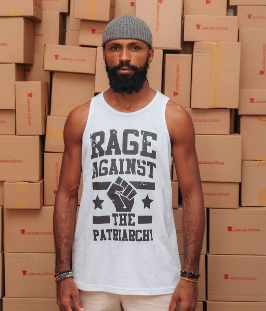 Homem vestindo Camiseta Regata. Estampa: texto Rage Against The Patriarchy com punho cerrado no meio com duas estrelas, uma de cada lado, e duas linhas paralelas