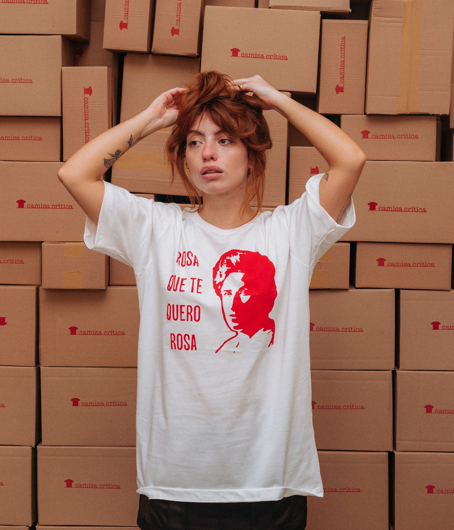 Mulher vestindo Camiseta Básica Estampa: texto à esquerda: Rosa que te quero rosa, à direita o rosto de Rosa Luxemburgo