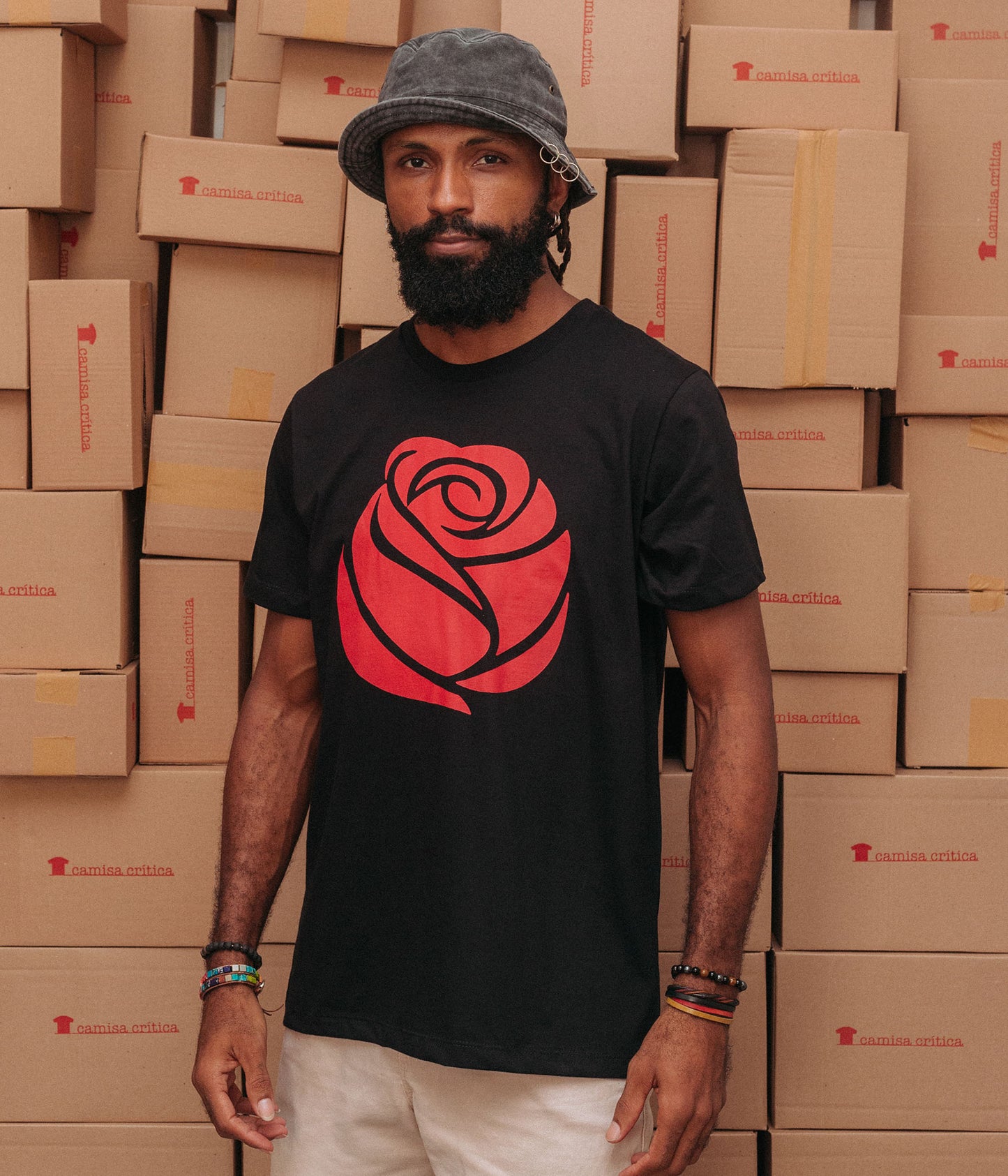 Homem vestindo Camiseta Básica Estampa: Desenho de uma rosa vermelha.