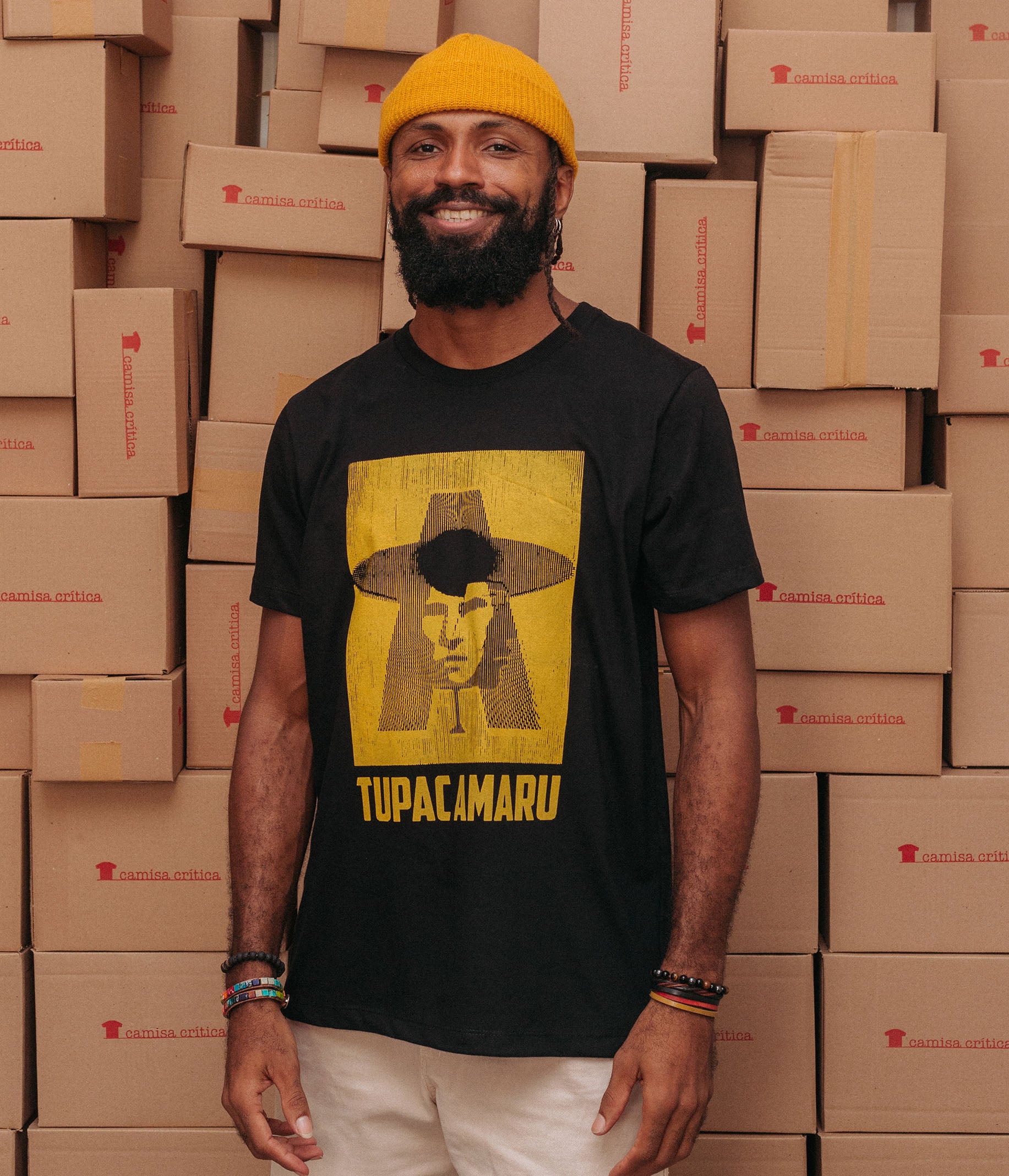 Homem vestindo Camiseta Básica Estampa: Imagem dupla de Tupac Amaru de frente e de perfil sobrepostos às letras T e A