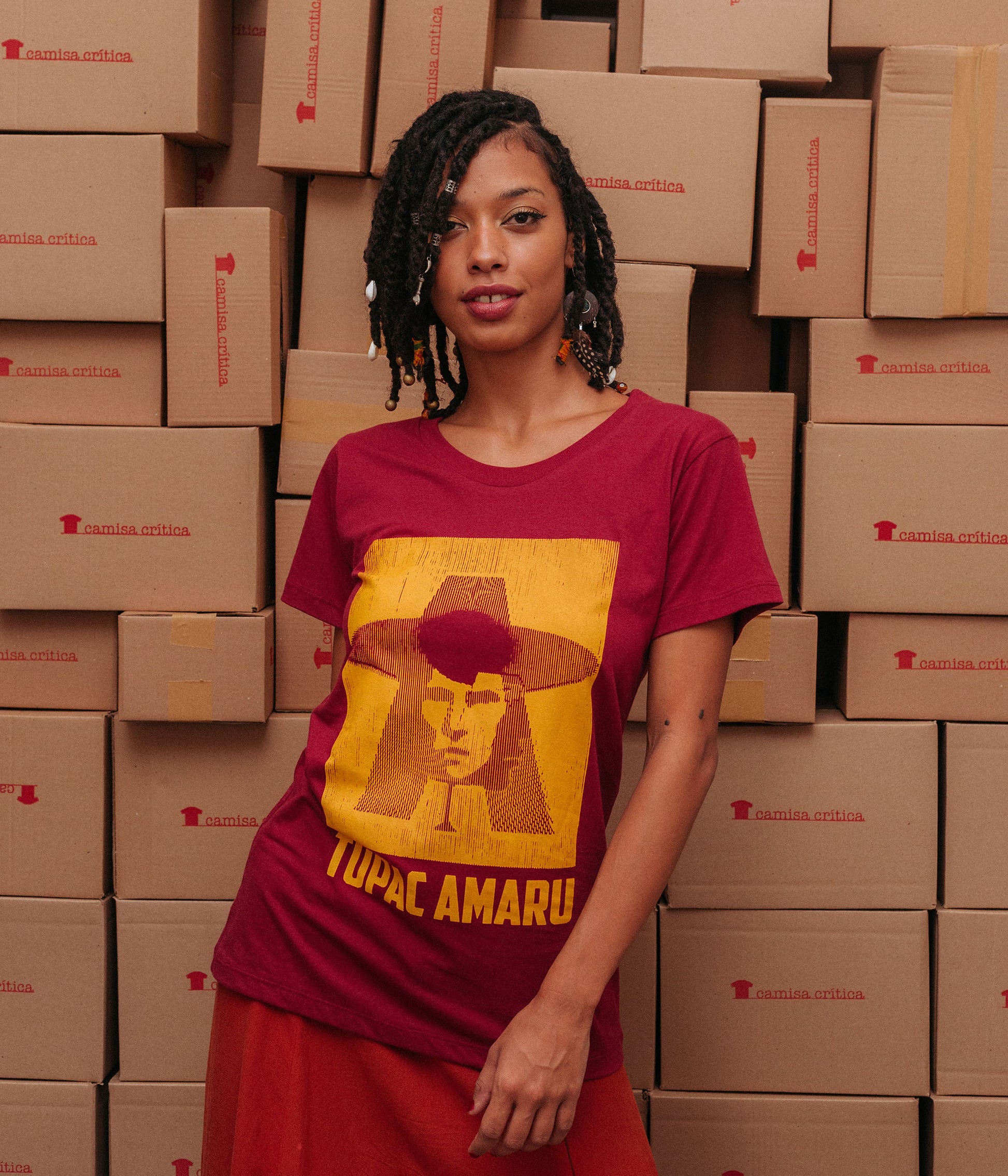 Mulher vestindo Camiseta Baby Look Estampa:  Imagem dupla de Tupac Amaru de frente e de perfil sobrepostos às letras T e A.