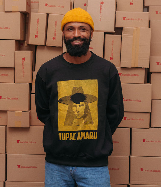 Homem vestindo Moletom Estampa: Imagem dupla de Tupac Amaru de frente e de perfil sobrepostos às letras T e A.