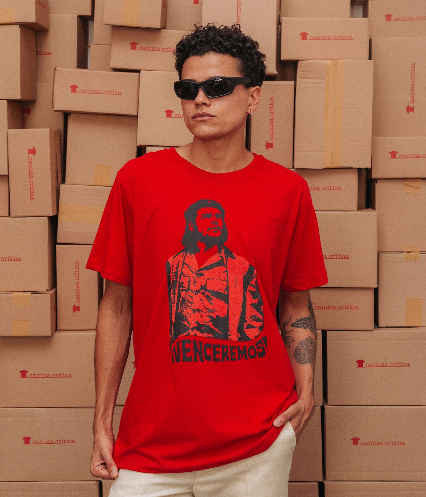 Homem vestindo Camiseta Básica Estampa: Che guevara de boina com texto: venceremos embaixo.