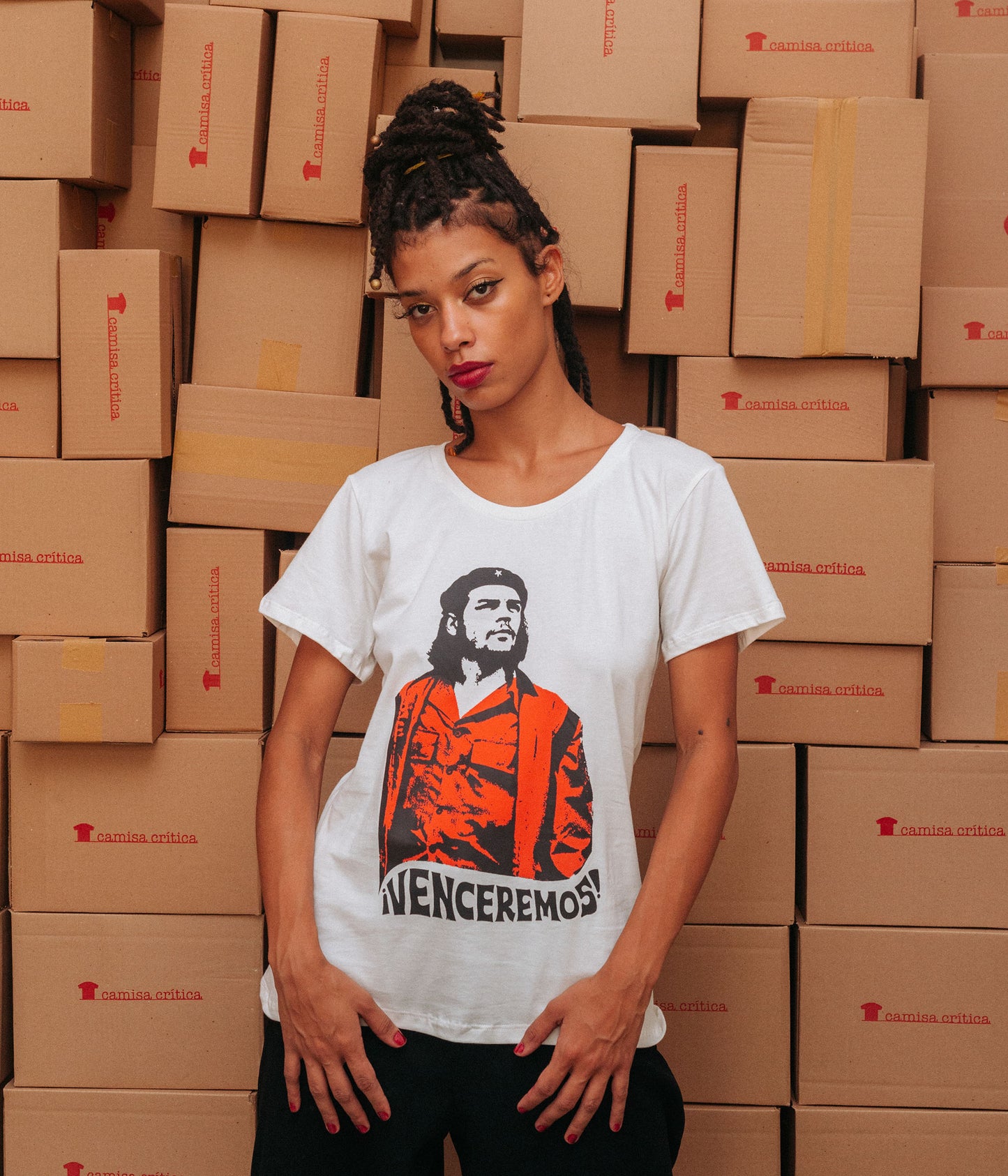 Mulher vestindo Camiseta Baby Look Estampa:  Che guevara de boina com texto: venceremos embaixo.