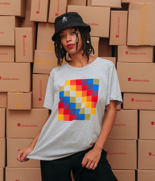 Mulher vestindo Camiseta Básica Estampa: Bandeira arco-iris formada por quadrados coloridos.