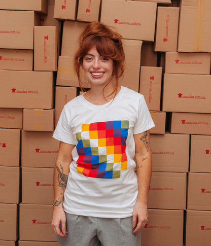 Mulher vestindo Camiseta Baby Look Estampa:  Bandeira arco-iris formada por quadrados coloridos.