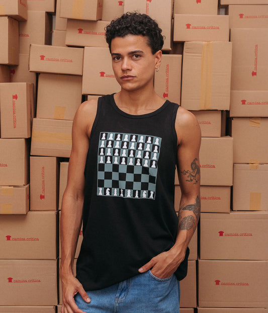 Homem vestindo Camiseta Regata. Estampa:Tabuleiro de xadrez onde de um lado estão muitos peões(4 fileiras) e do outro as peças aristocráticas.