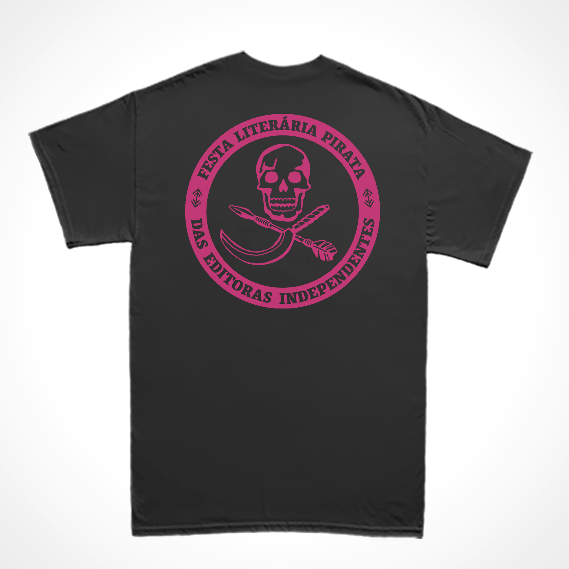 Camiseta Básica Estampa: na frente: logo de caveira com foice e martelo desenvolvido por dineli. Nas costas:  logo de caveira com foice e martelo envolvido por um círculo com o texto: Festa Literária Pirata Das Editoras Independentes.