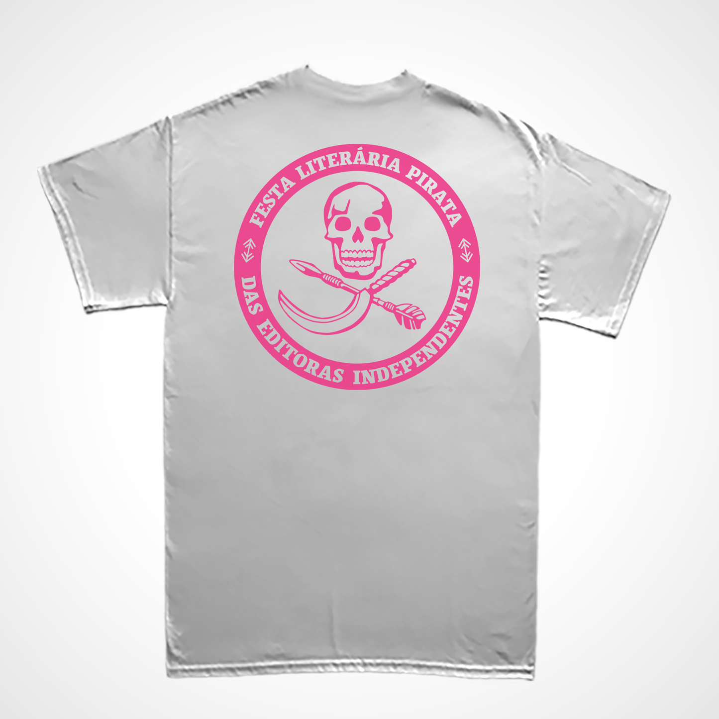 Camiseta Básica Estampa: na frente: logo de caveira com foice e martelo desenvolvido por dineli. Nas costas:  logo de caveira com foice e martelo envolvido por um círculo com o texto: Festa Literária Pirata Das Editoras Independentes.