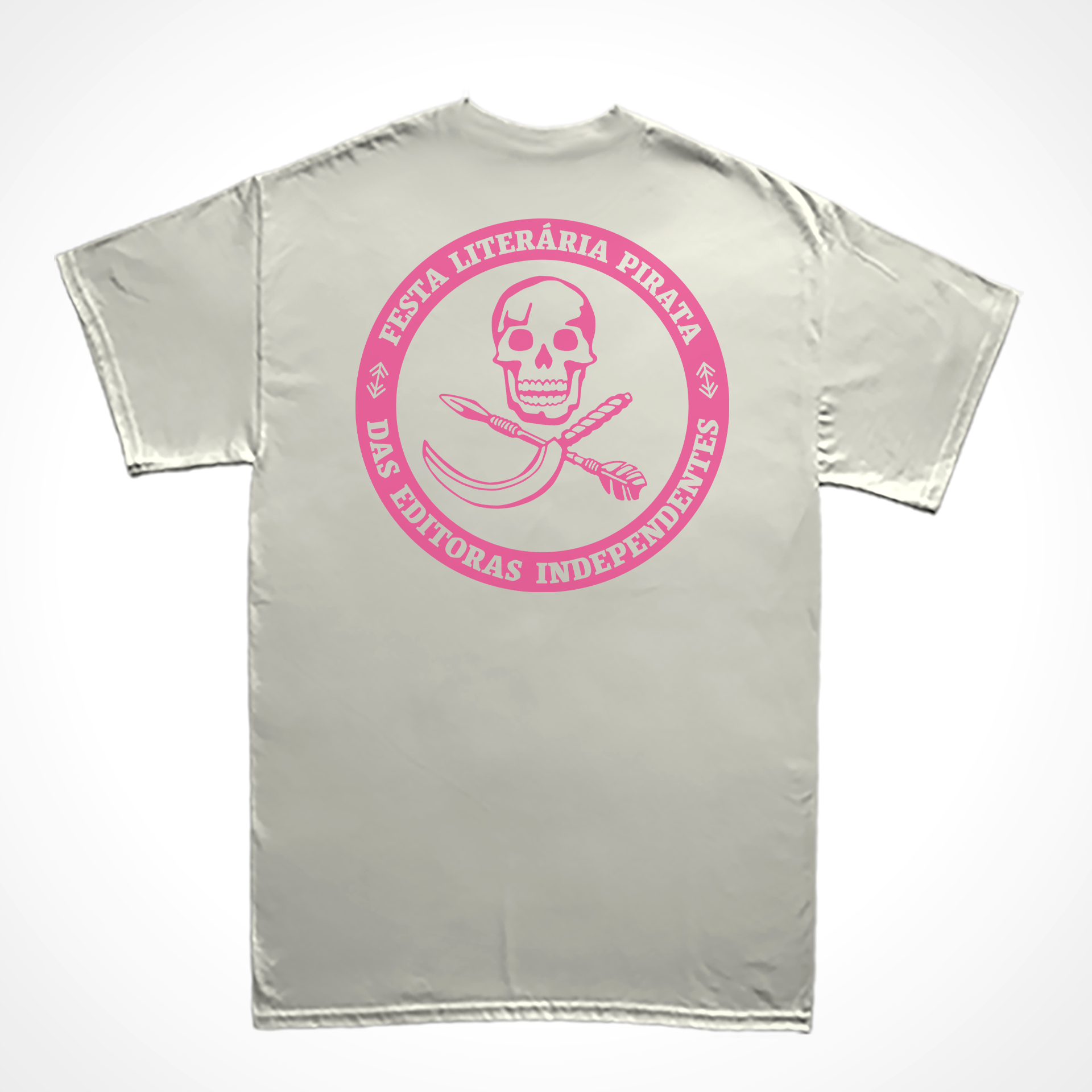 Camiseta Básica Estampa: na frente: logo de caveira com foice e martelo desenvolvido por dineli. Nas costas:  logo de caveira com foice e martelo envolvido por um círculo com o texto: Festa Literária Pirata Das Editoras Independentes.