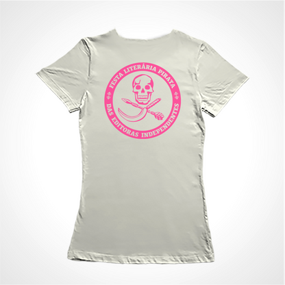 Camiseta Baby Look Estampa:na frente: logo de caveira com foice e martelo desenvolvido por dineli. Nas costas:  logo de caveira com foice e martelo envolvido por um círculo com o texto: Festa Literária Pirata Das Editoras Independentes.